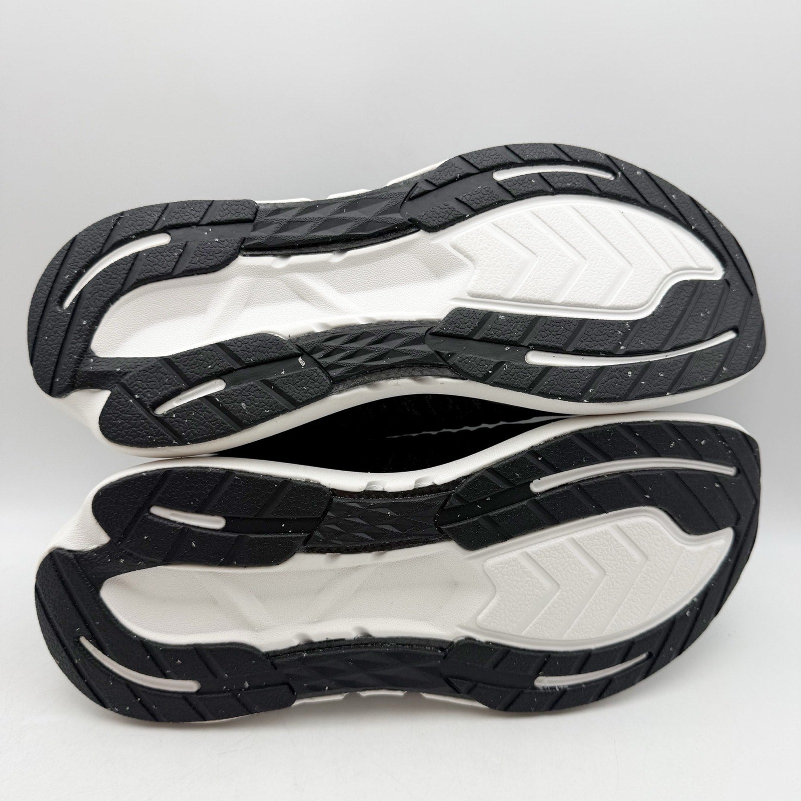 Rabbit Mens Dream Chaser Running Shoes Size 9.5 Black White Athletic NIB