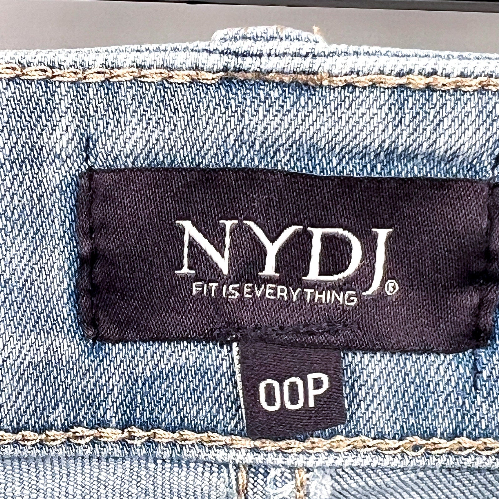 NYDJ Womens Ella Denim Shorts Size 00 PETITE Light Blue Poetry 8" Inseam NWT