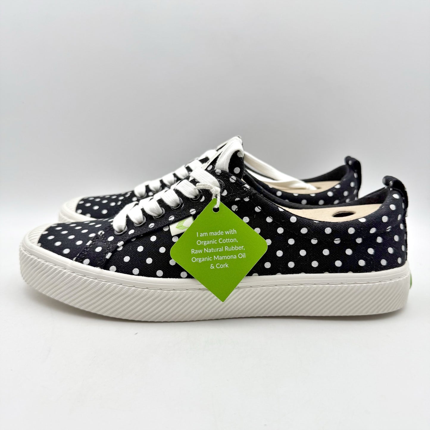 Cariuma Womens OCA Low Sneakers US 10 EU 41 Black White Canvas NIB