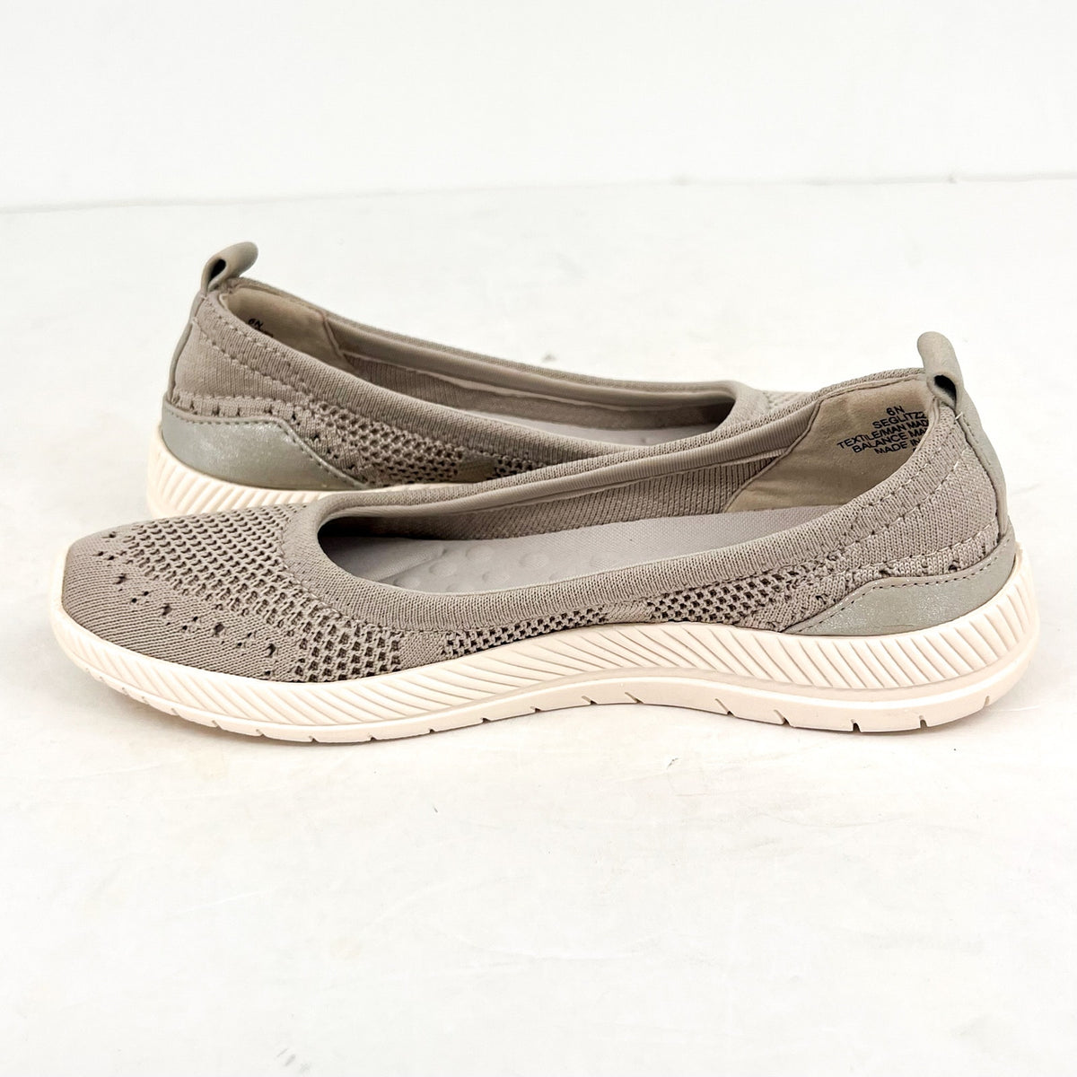 EASY SPIRIT Women's Glitz Walking Shoes Flats Size 6 Narrow Gold Slip Ons NWOB