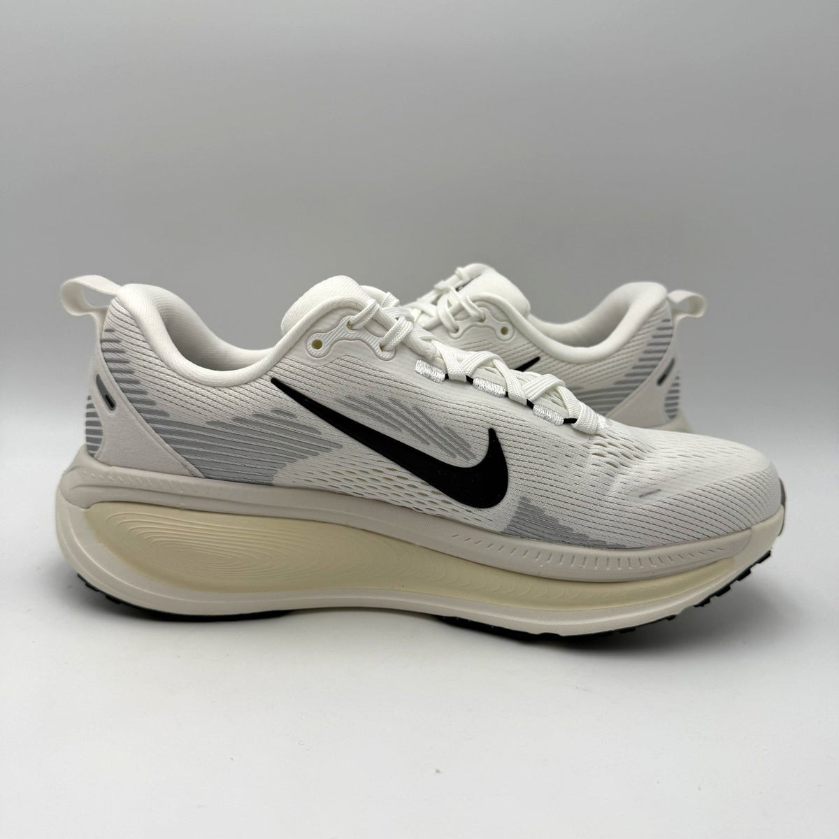 Nike Womens Vomero 18 Running Shoes Size 8 EU 39 White Black Athletic NIB