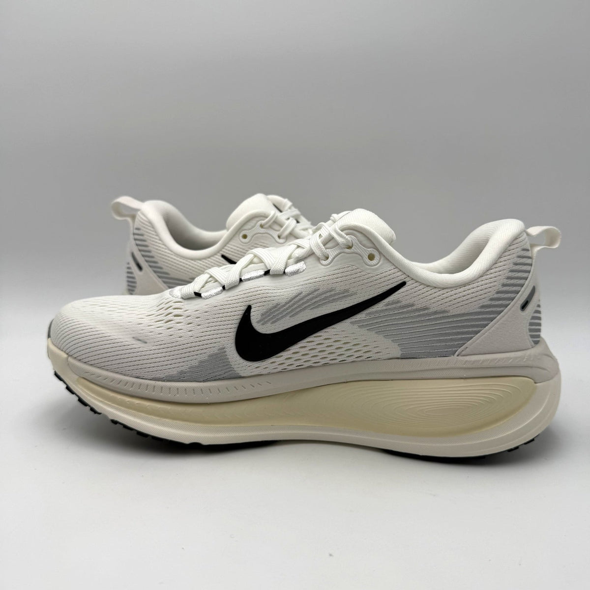 Nike Womens Vomero 18 Running Shoes Size 8 EU 39 White Black Athletic NIB