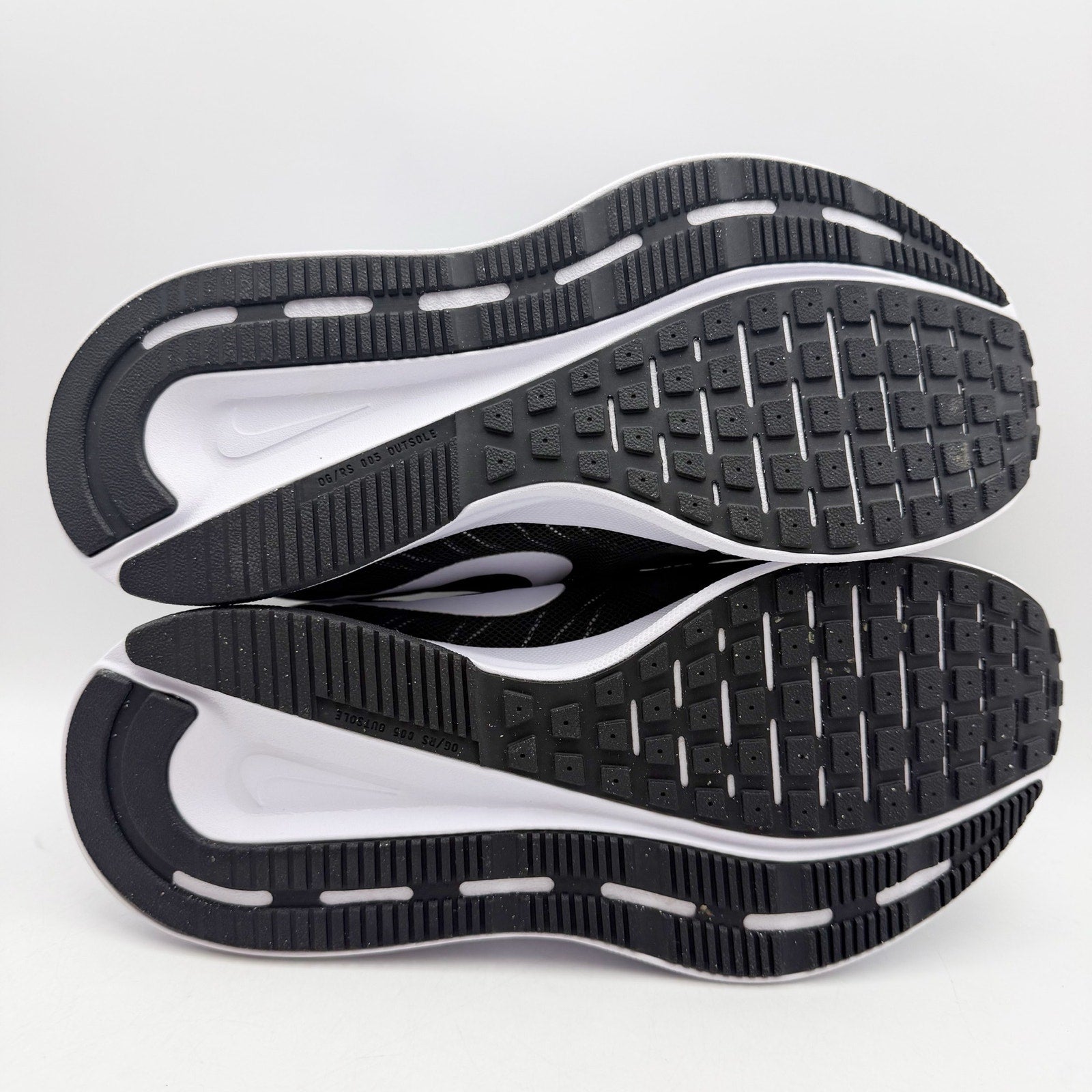 Nike Mens Run Swift 3 Running Sneakers US 9.5 Wide Black White Athletic NWOB