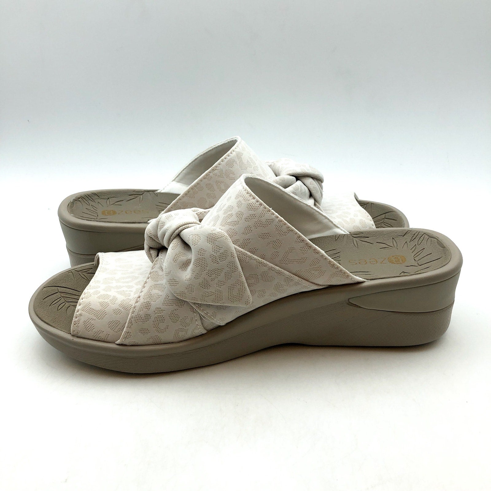 BZEES Womens Smile Comfort Wedge Slide Sandals 6 WIDE Cream Cheetah Fabric NIB