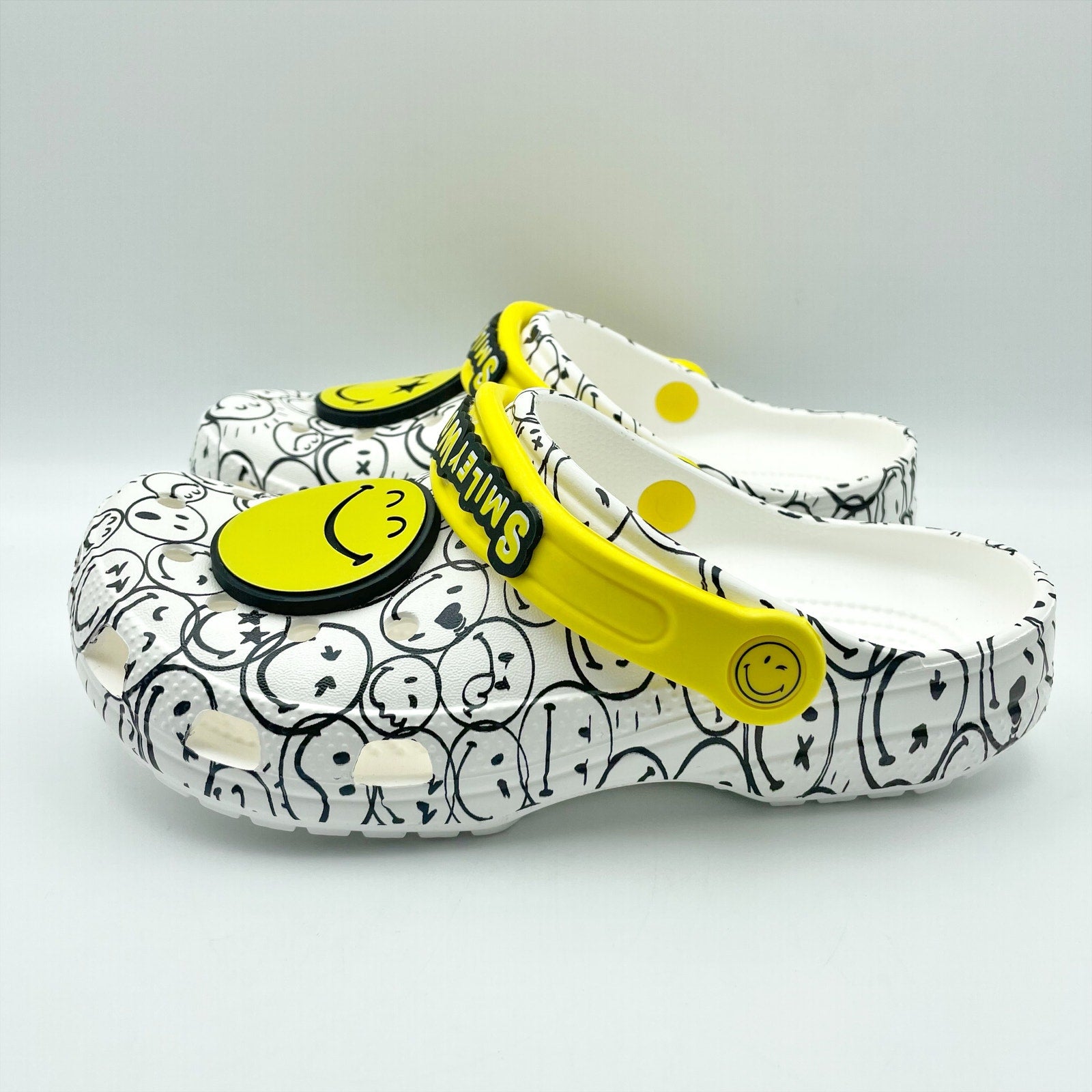 Crocs Smiley World Clogs Kids 4 Youth WOMENS 6 White Yellow NWT
