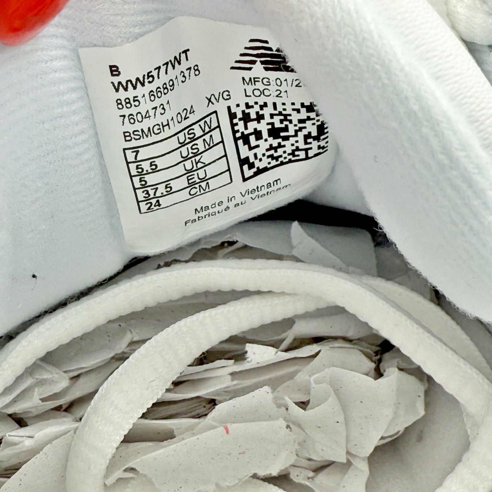 New Balance Womens 577 Walking Sneakers US 7 M White Leather Athletic NWOB