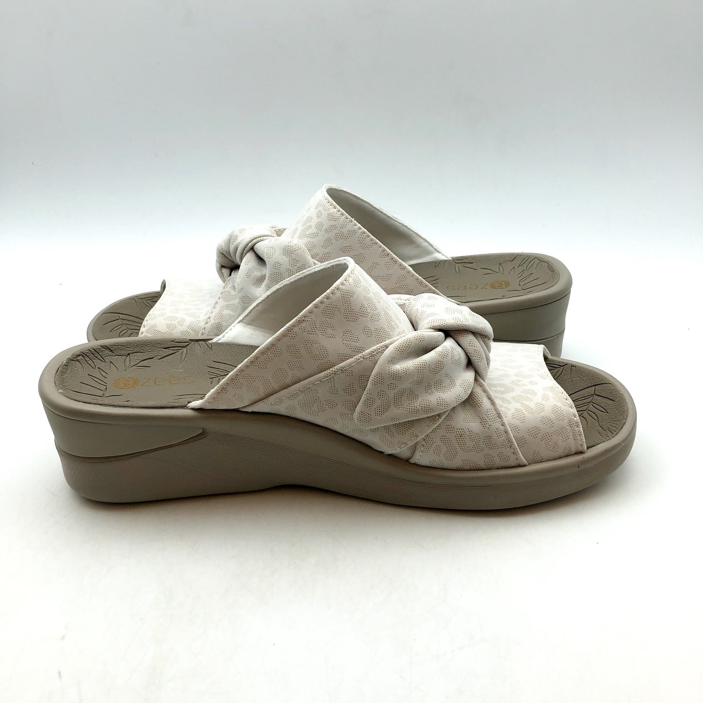 BZEES Womens Smile Comfort Wedge Slide Sandal 6 Wide Beige Cheetah Fabric NIB