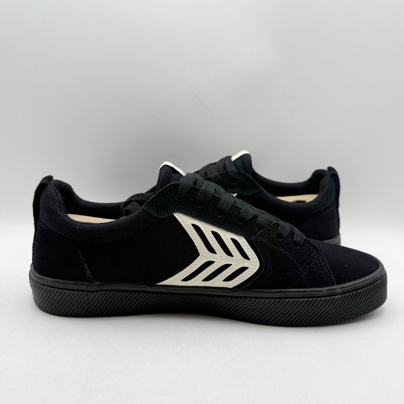 CARIUMA Mens Catiba Pro Low Sneakers US 9.5 EU 42 Black White Suede Canvas NIB