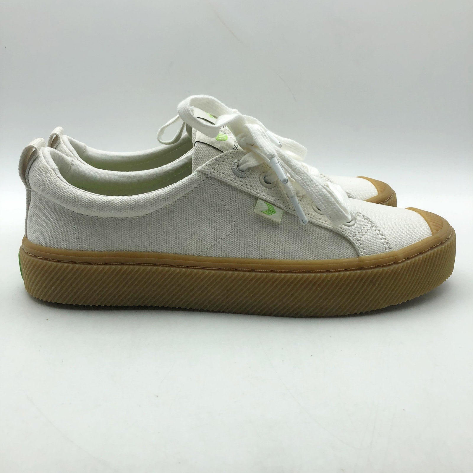 Cariuma Women's Oca Low Gum Canvas Sneaker Size 8 Off White Tan NIB