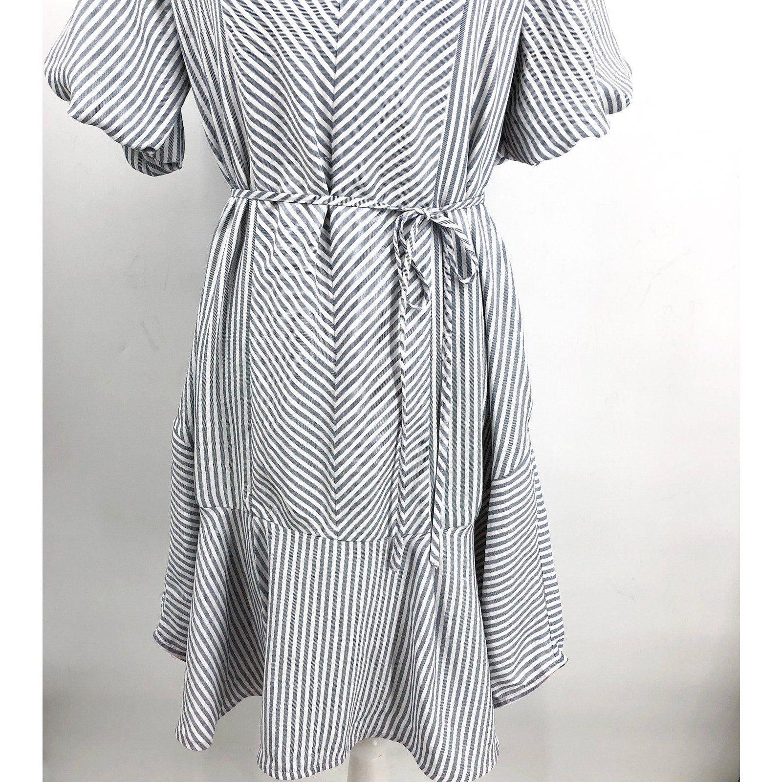 VINCE CAMUTO Women's V-Neck Dress Medium New Ivory Blue Oasis Stripe Belted NWT