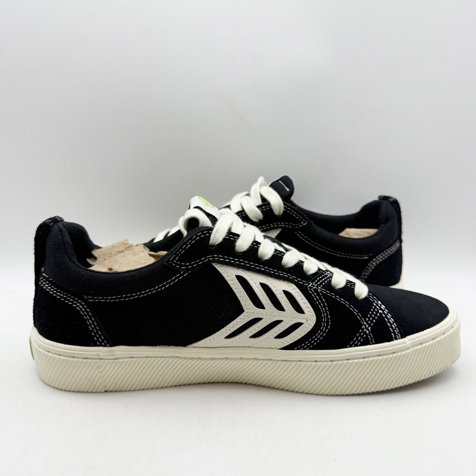 CARIUMA Catiba Pro Low Sneakers MENS 8 WOMENS 9.5 EU 40.5 Black White Canvas NIB