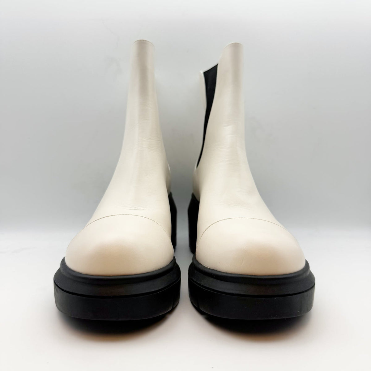 Stuart Weitzman Womens Norah Lug Sole Chelsea Boots 9.5 Wide White Leather NWOB