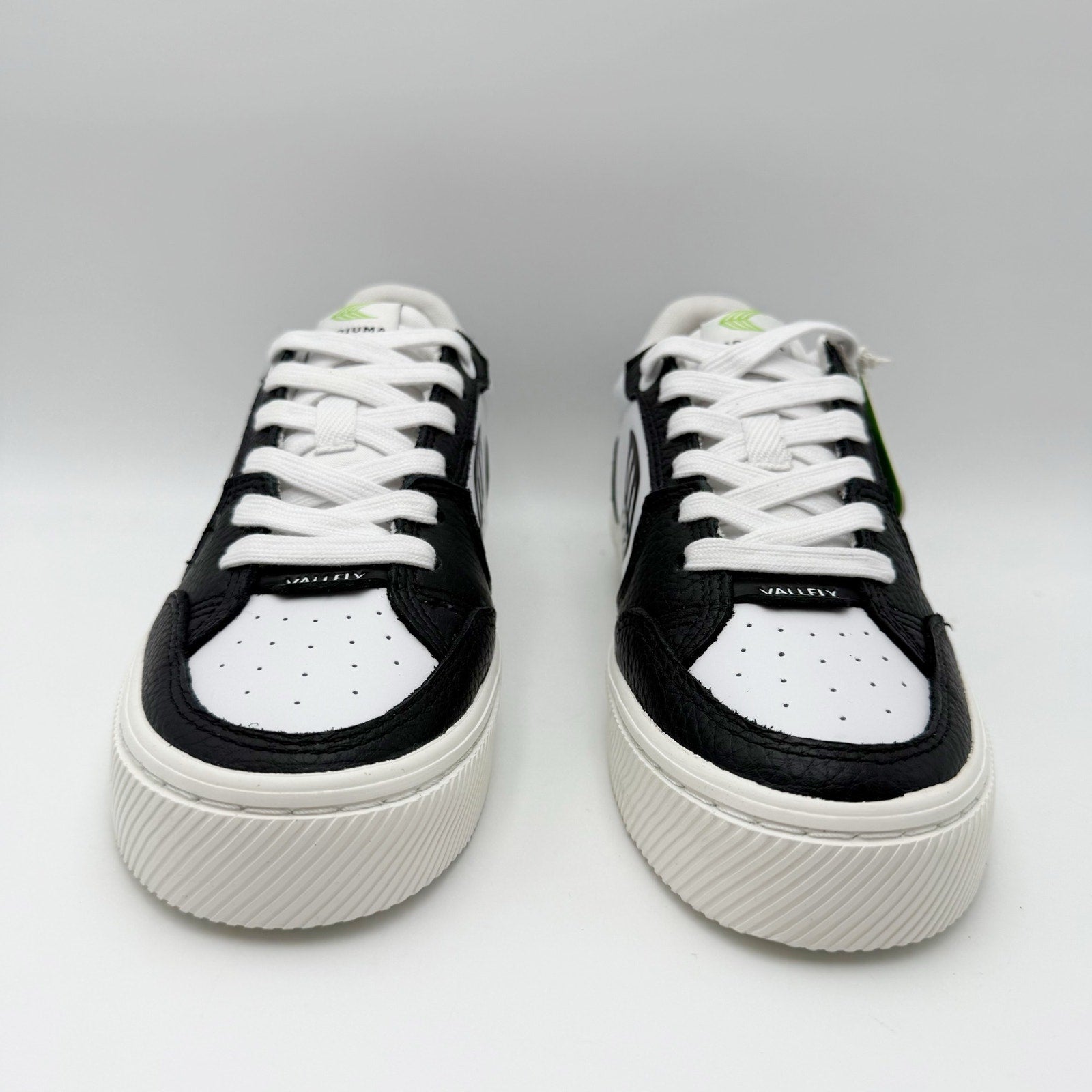CARIUMA Womens Vallely Low Top Sneakers Size 7 Black White Leather NIB