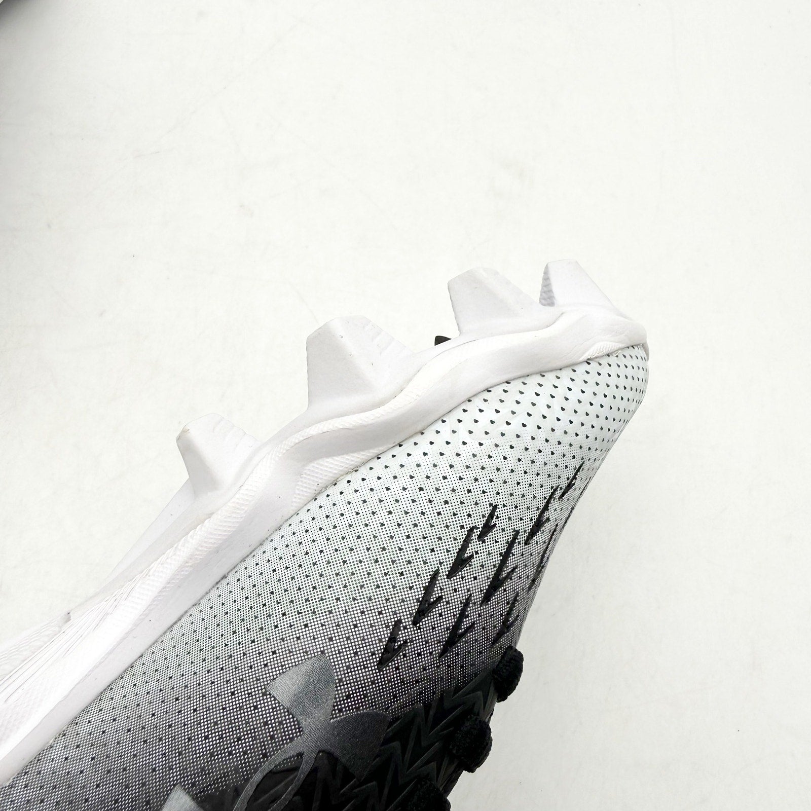 Under Armour Boys 10 Spotlight Franchise RM 4.0 Football Cleats Black White NIB
