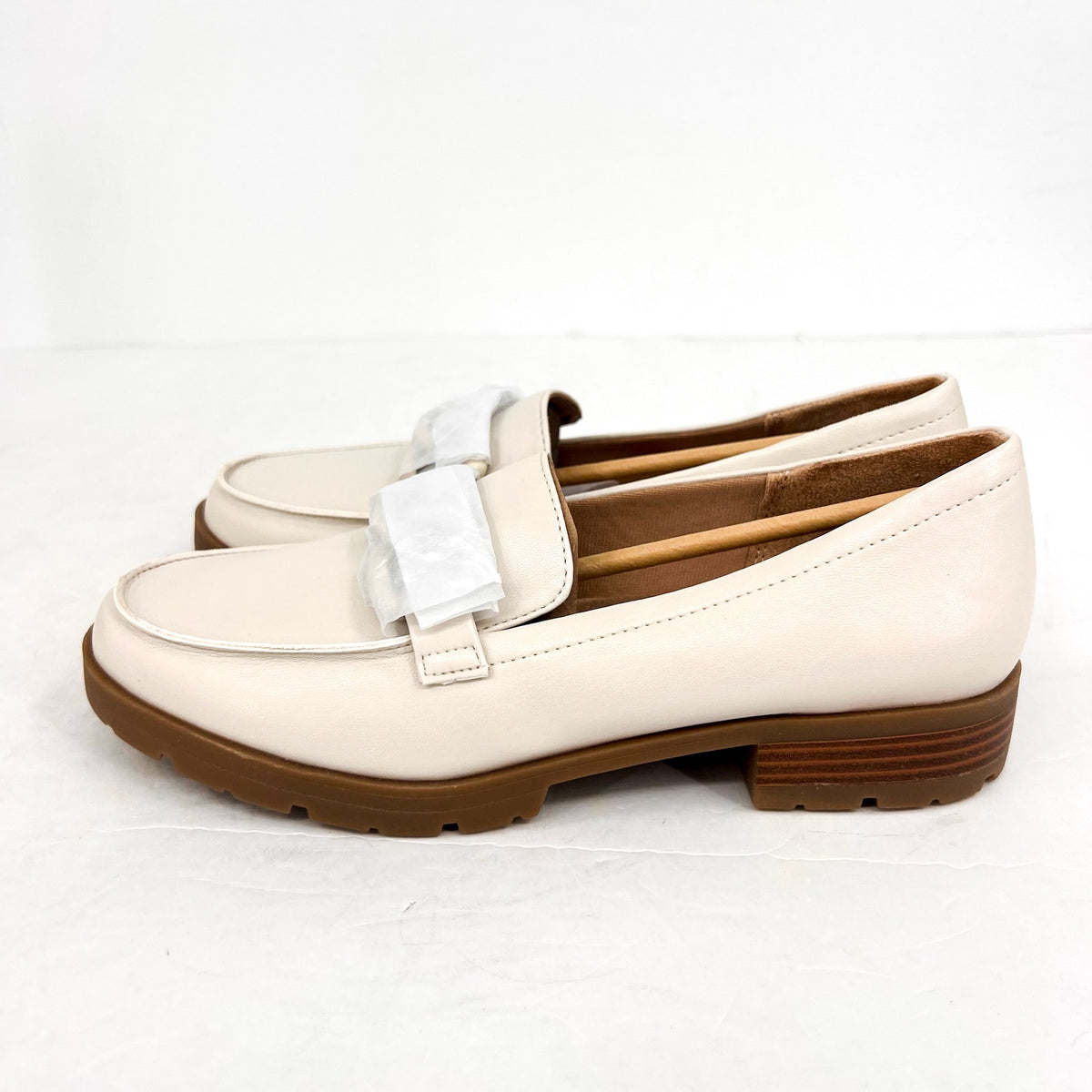 LIFESTRIDE Womens London 2 Lug Sole Loafers Size 9.5M Cream Bone Chain Link NIB