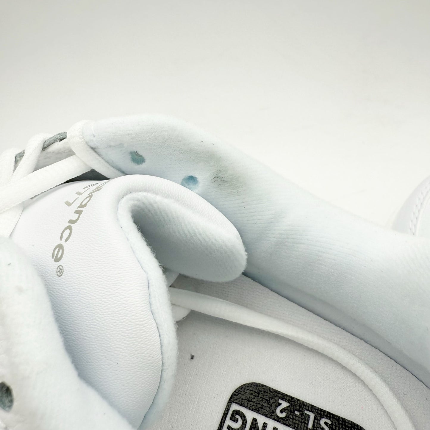 New Balance Womens 577 Walking Sneakers US 8 Wide White Leather Athletic NIB