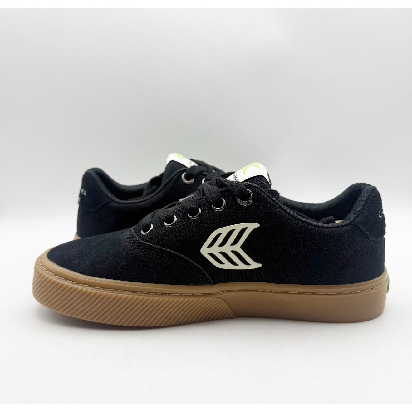 Cariuma Womens Naioca Pro Skate Low Sneakers US 7 Black Gum Canvas Suede NIB