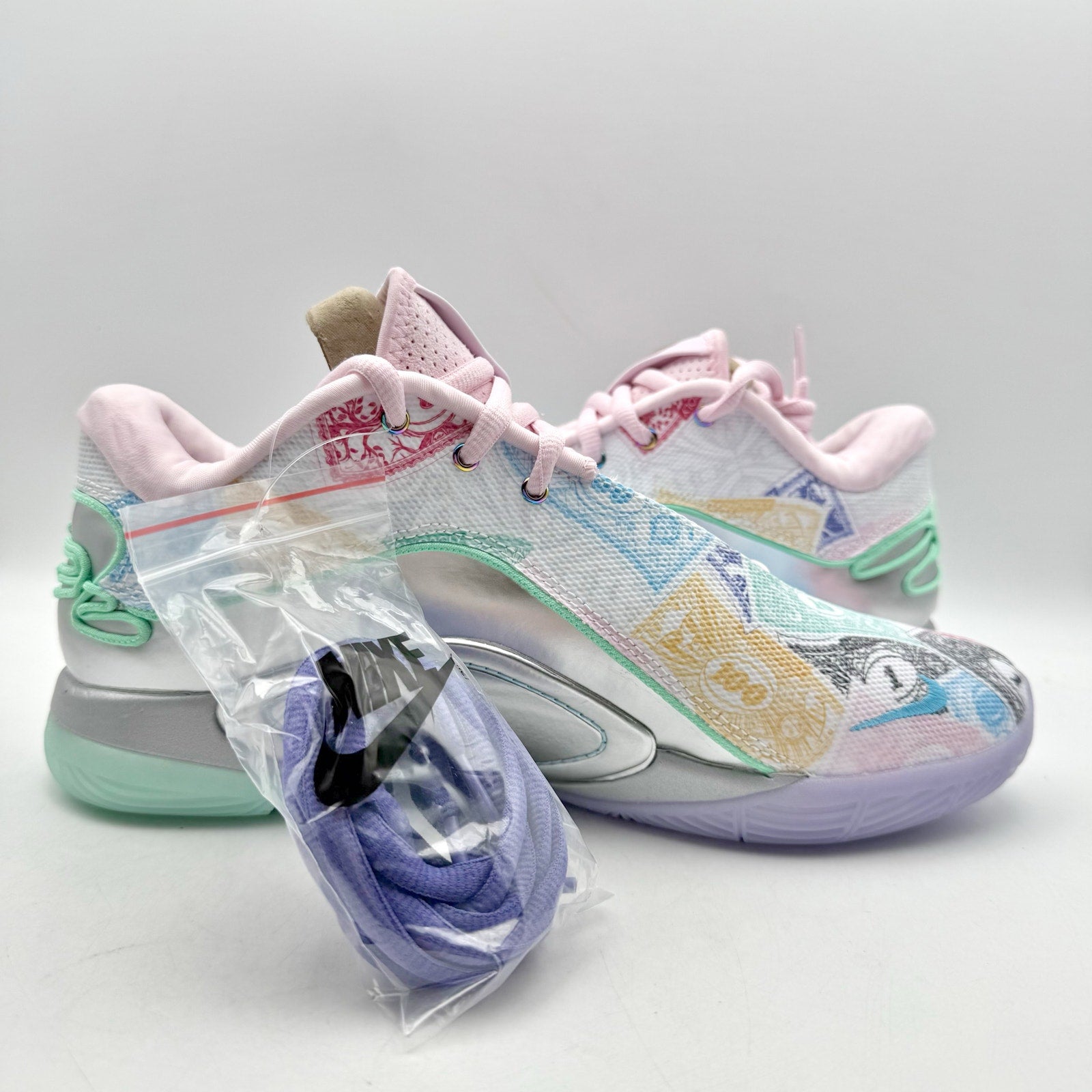 NIKE Mens Lebron XXll QS Sneakers US 10 EU 44 White Multicolor Athletic NIB