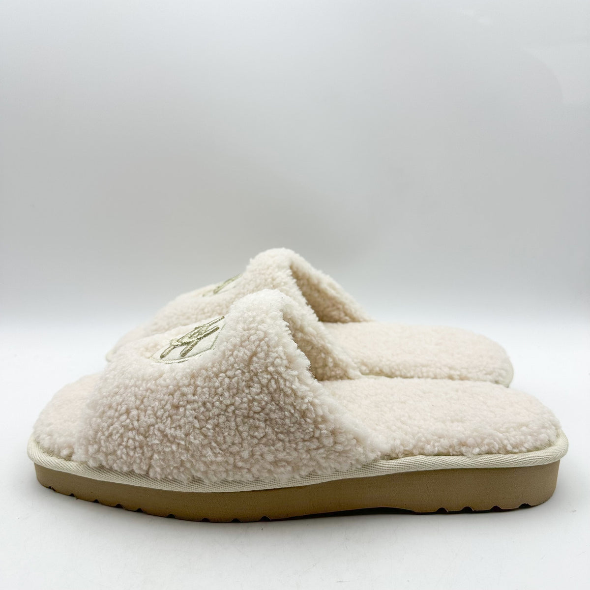 ARIAT Womens Cozy Chic Fuzzy Slippers Size 11 Cream Slide Sandals NWOB