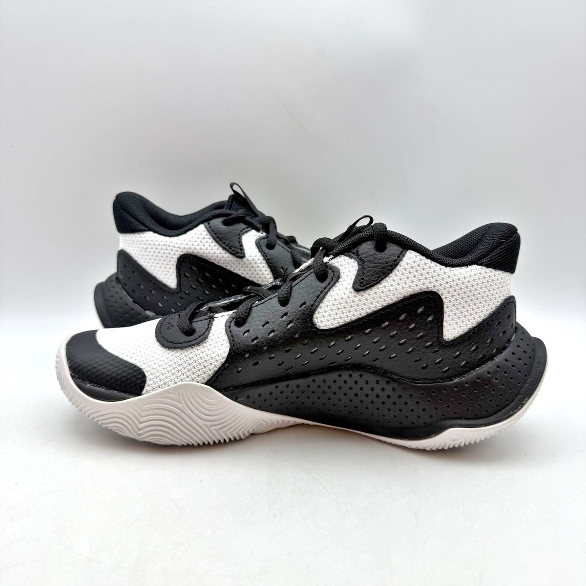 Under Armour Boys GS Jet '23 Basketball Sneakers Size 3 YOUTH Black Gold NWOB