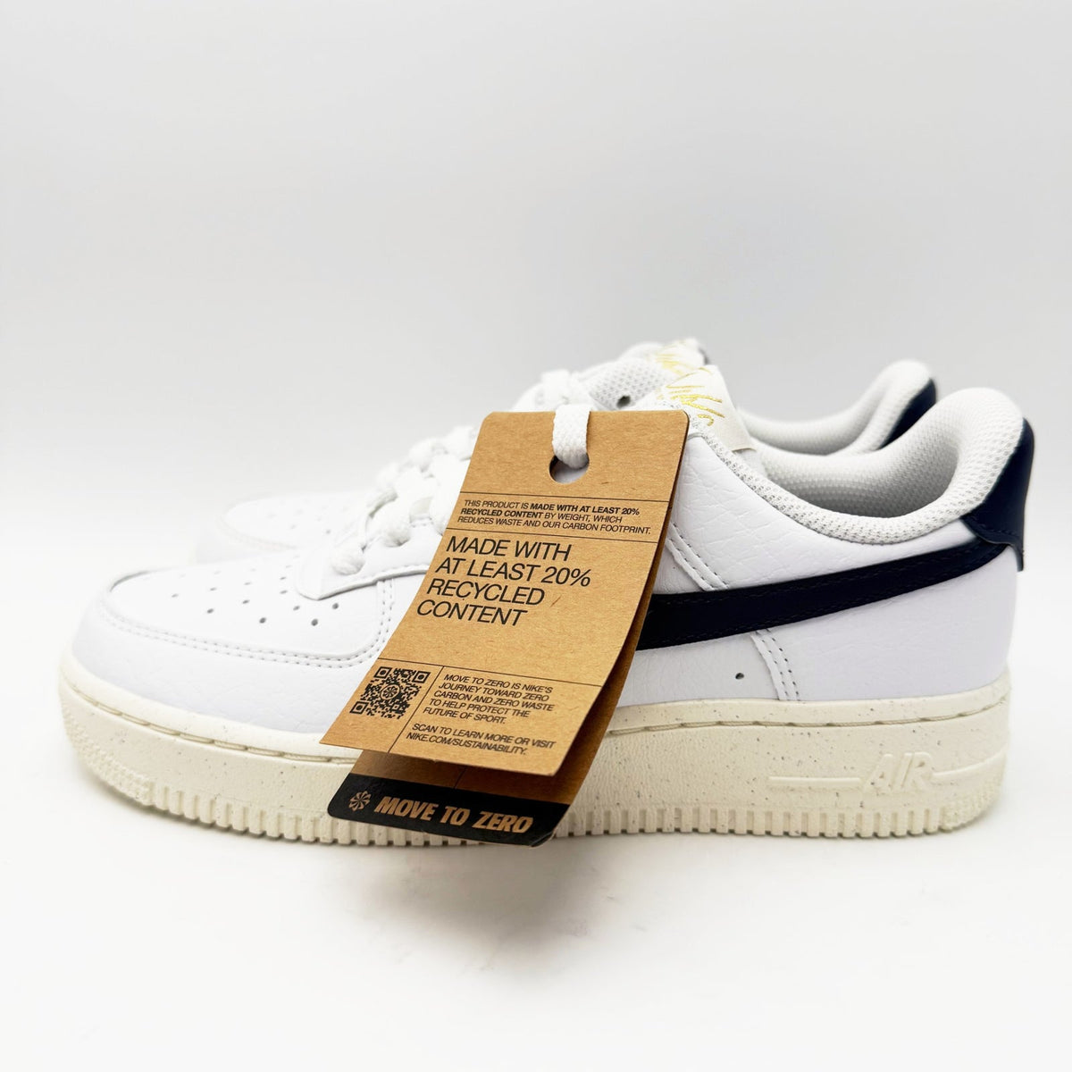 Nike Womens Air Force 1 07 Next Nature Sneakers Size 5.5 White Navy Blue NWT