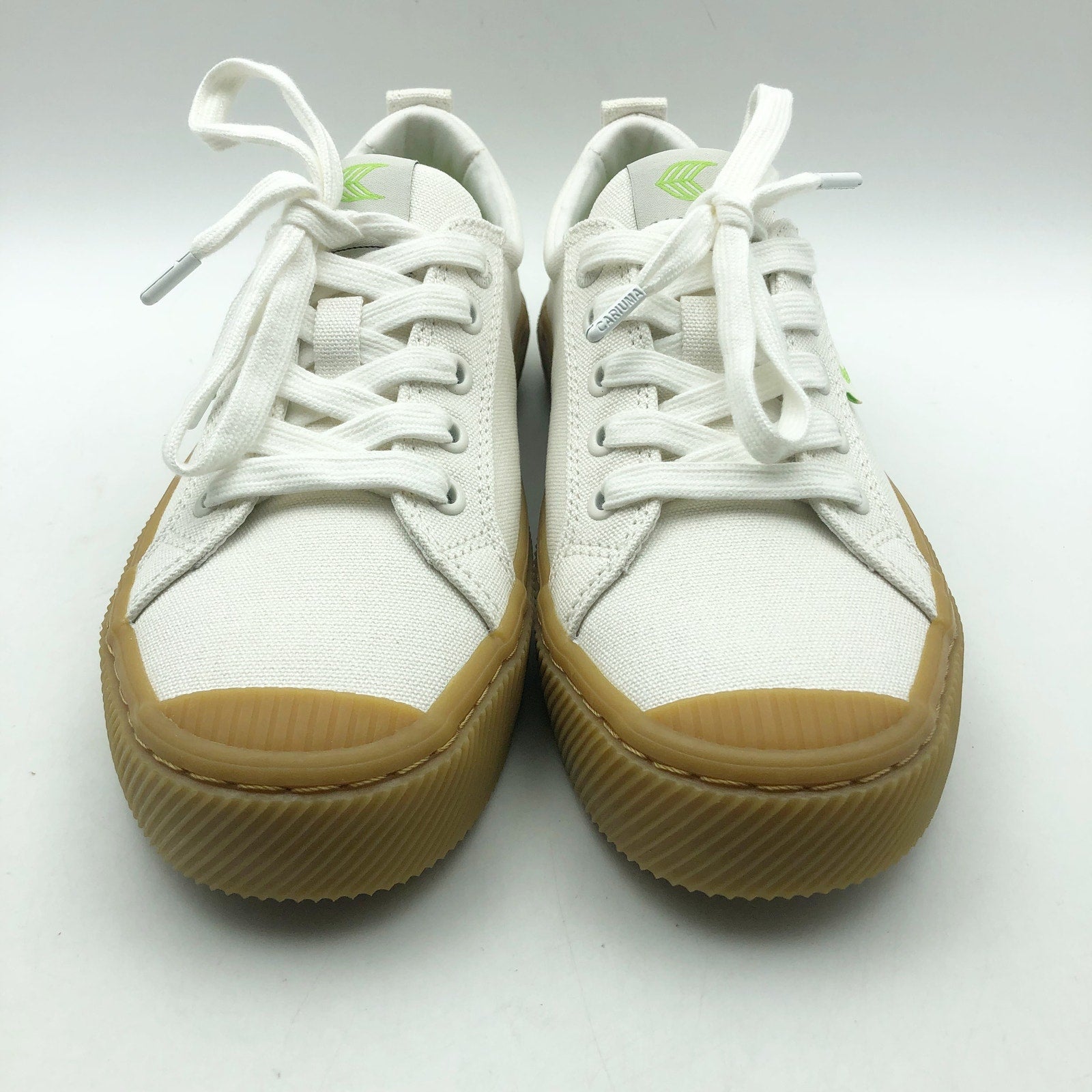 Cariuma Women's Oca Low Gum Canvas Sneaker Size 8 Off White Tan NIB