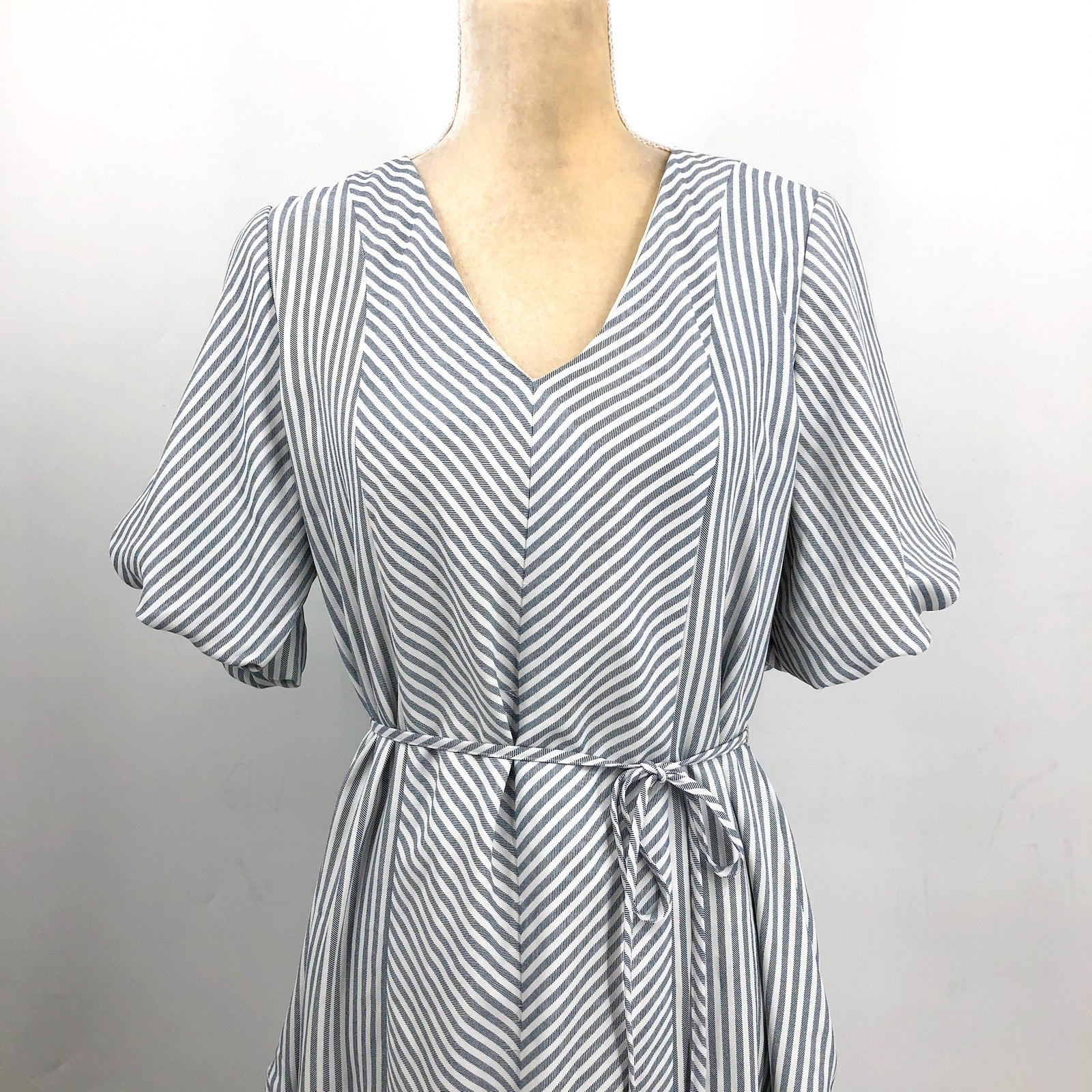 VINCE CAMUTO Women's V-Neck Dress Medium New Ivory Blue Oasis Stripe Belted NWT
