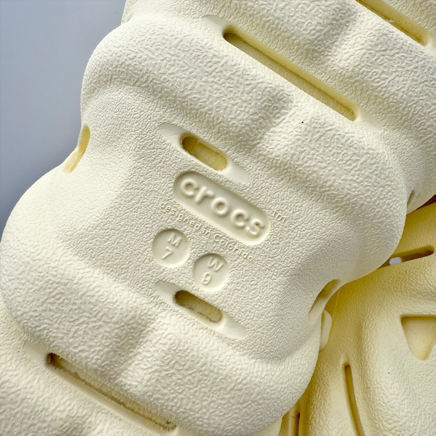 Crocs Unisex Echo Clogs Mens 7 Womens 9 EU 39.5 Cream NWOB