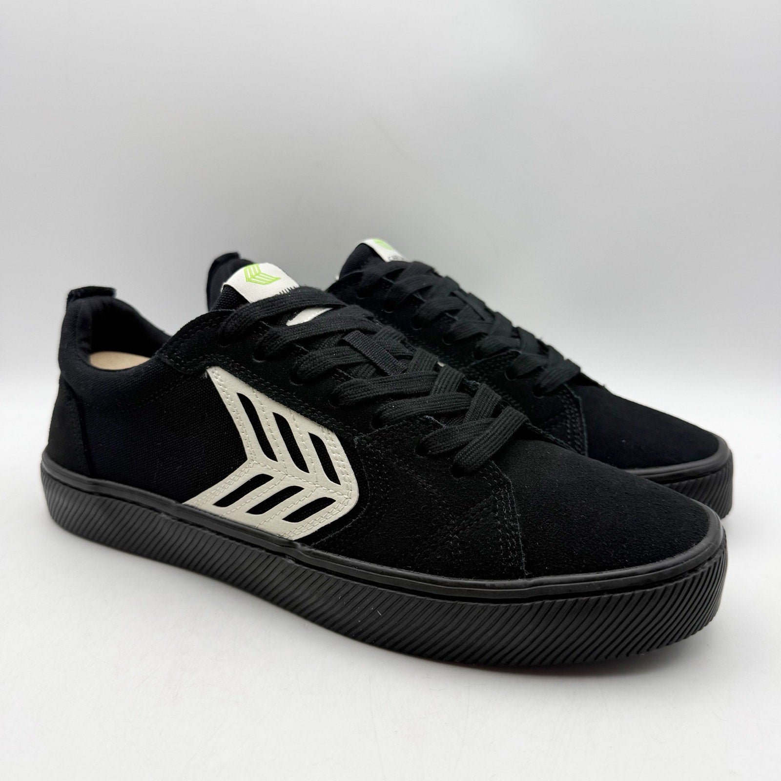CARIUMA Mens Catiba Pro Low Sneakers US 9.5 EU 42 Black White Suede Canvas NIB