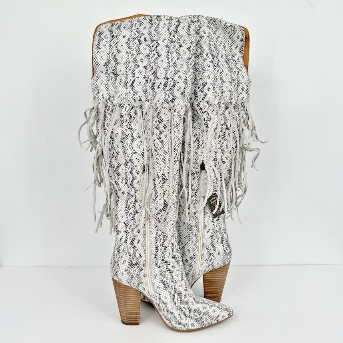 DINGO Womens Kitty Kat Fringe Cowboy Boots Size 8.5M White Snake Snip Toe NIB