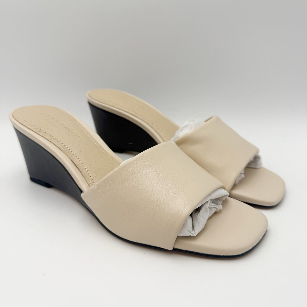 Liverpool Womens Flowers Wedge Sandals Size 6.5 Cream Off White Leather NWOB