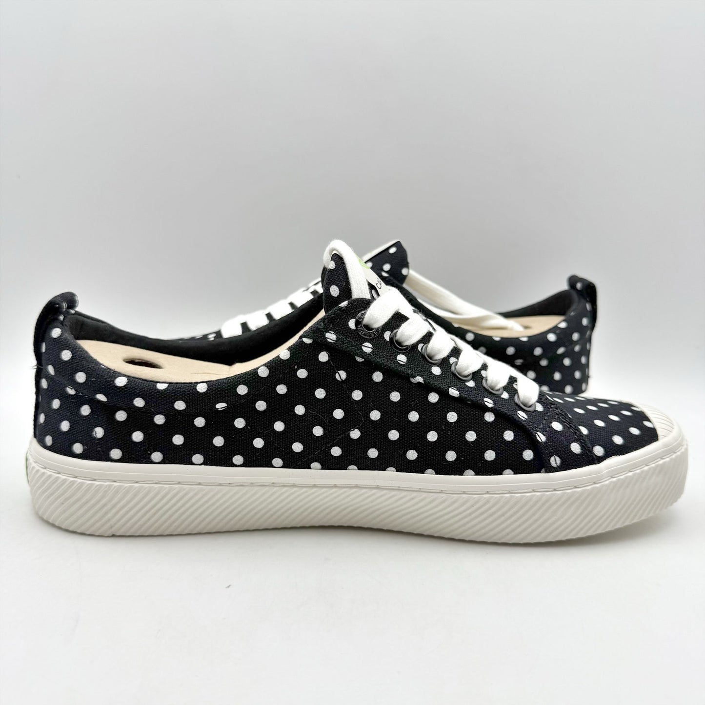 Cariuma Womens OCA Low Sneakers US 10 EU 41 Black White Canvas NIB
