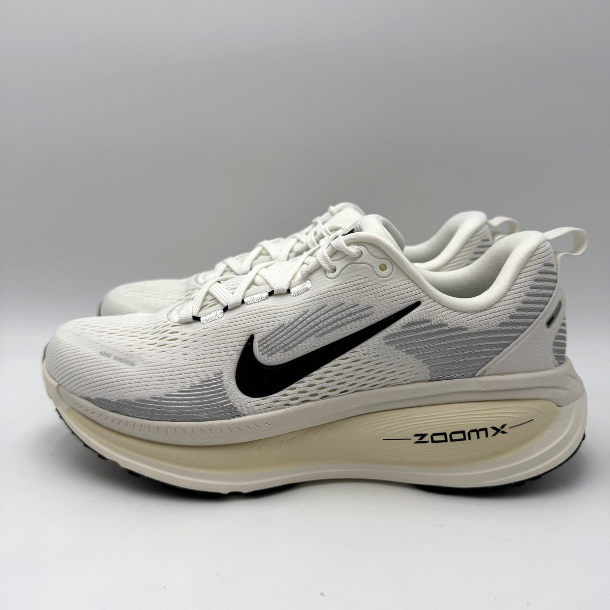 Nike Womens Vomero 18 Running Shoes Size 8 EU 39 White Black Athletic NIB