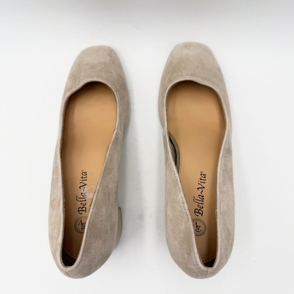 Bella Vita Womens Jilan Heel Pumps Size 8.5 Extra Wide Cream Almond Suede NWOB
