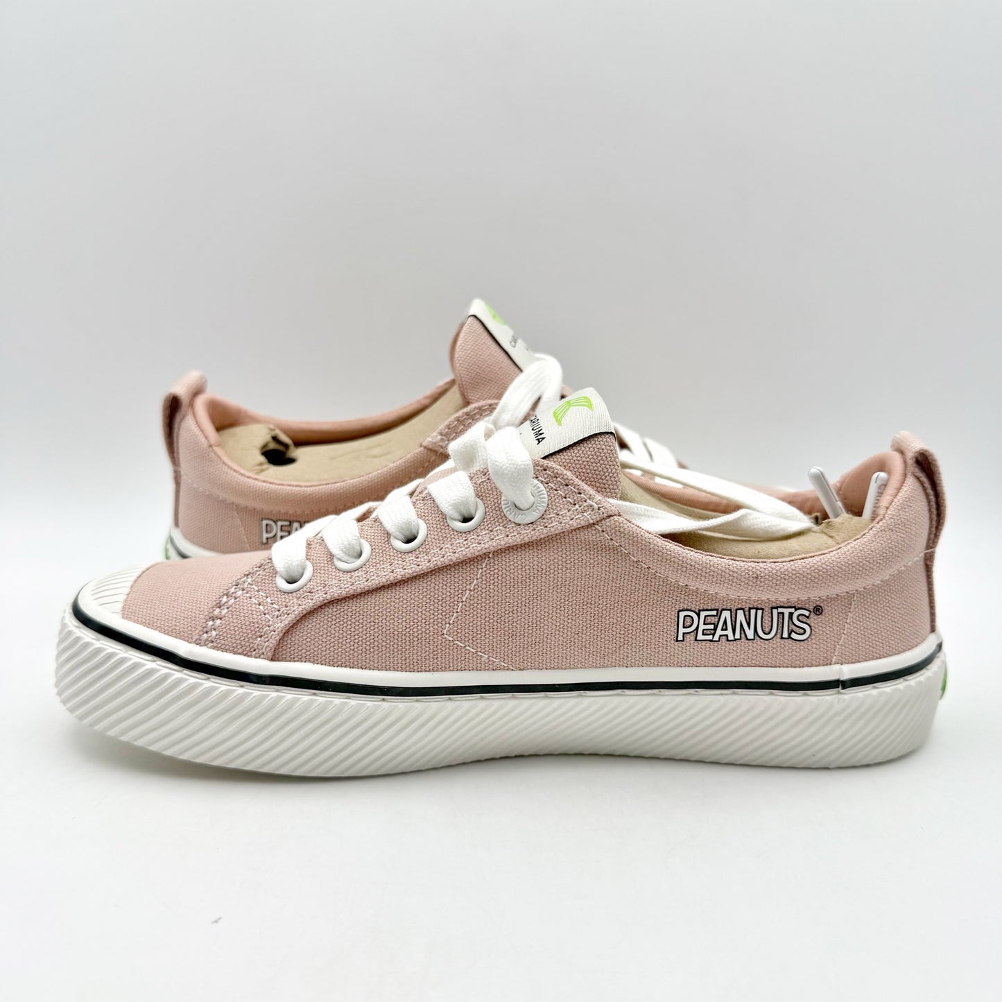 Cariuma Womens OCA Peanuts Snoopy Low Skate Sneaker US 5 M EU 35 Pink Canvas NIB