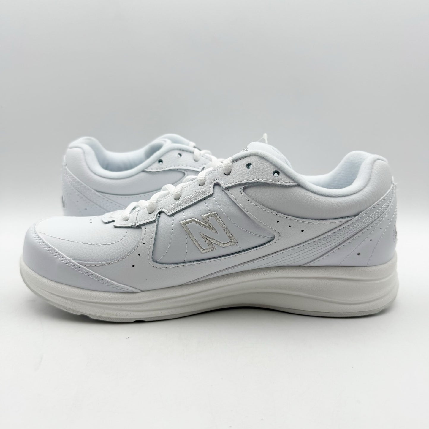 New Balance Womens 577 Walking Sneakers US 8 Wide White Leather Athletic NIB
