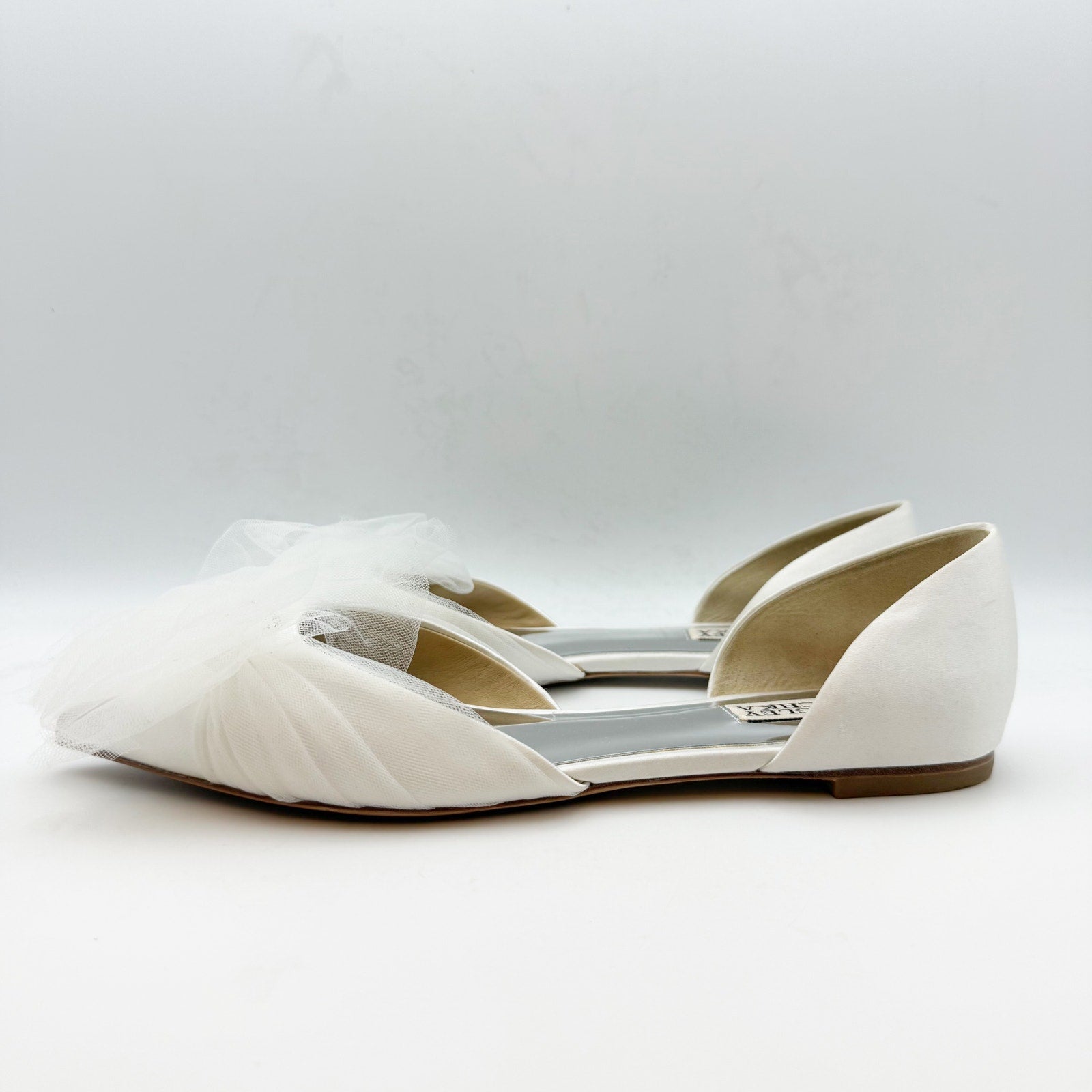 Badgley Mischka Womens Fergie Flats US 8.5 White Satin Bow Crystal NWOB