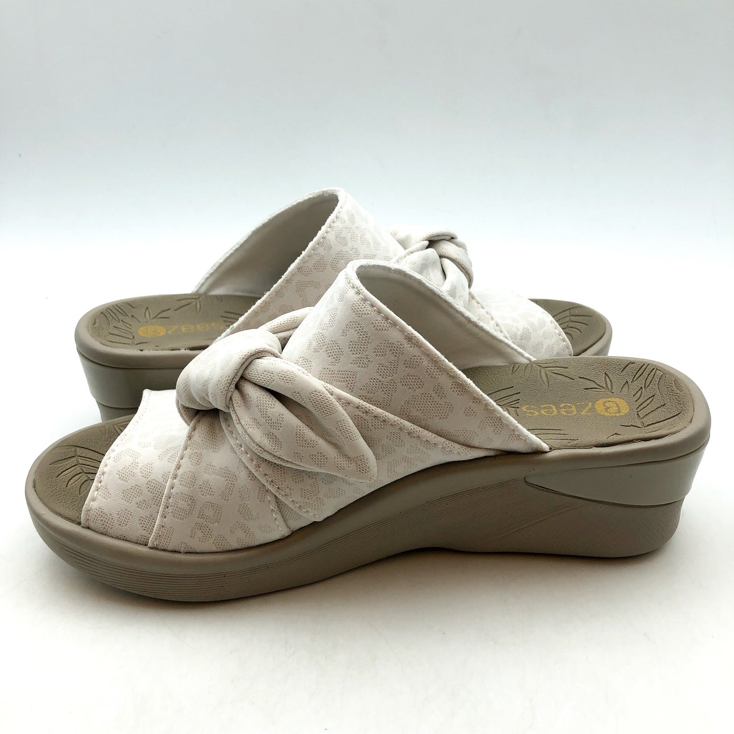 BZEES Womens Smile Comfort Wedge Slide Sandal 6.5 Wide Beige Cheetah Fabric NIB