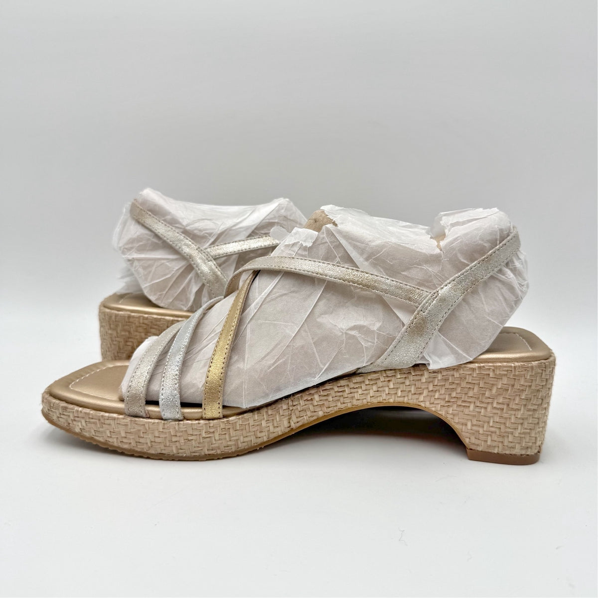 Donald Pliner Womens Rosalie Sandals Size 8 Metallic Silver Gold Leather NWOB