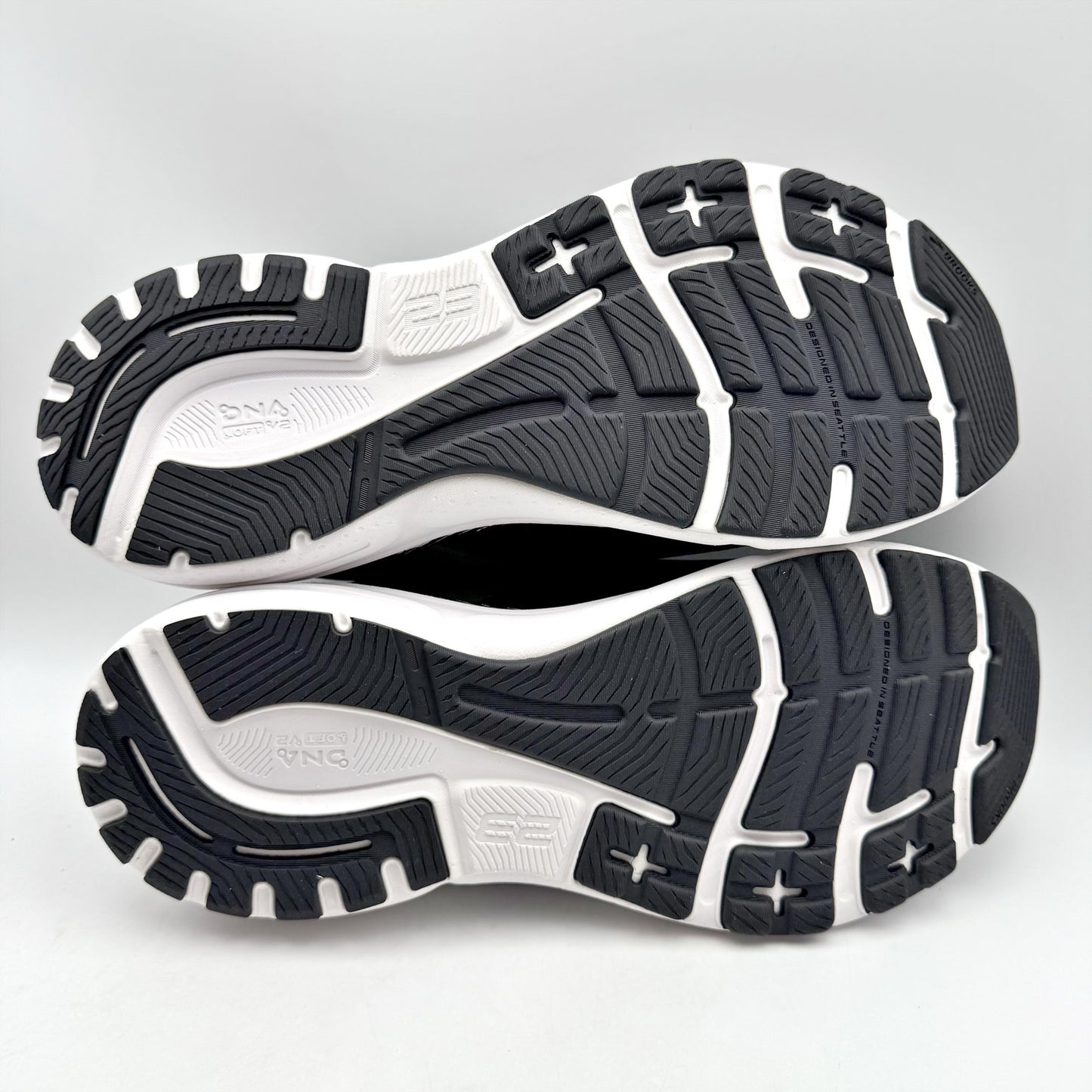 Brooks Mens Adrenaline GTS 23 Running Sneakers US 11.5 Wide Black White NIB