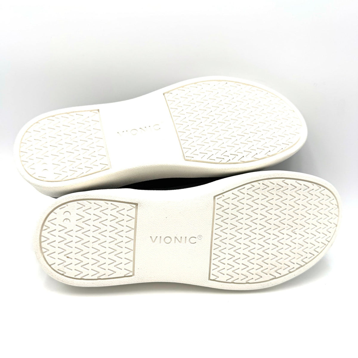 Vionic Womens Winny Perf Perforated Casual Sneakers Size 7.5 Black Leather NIB