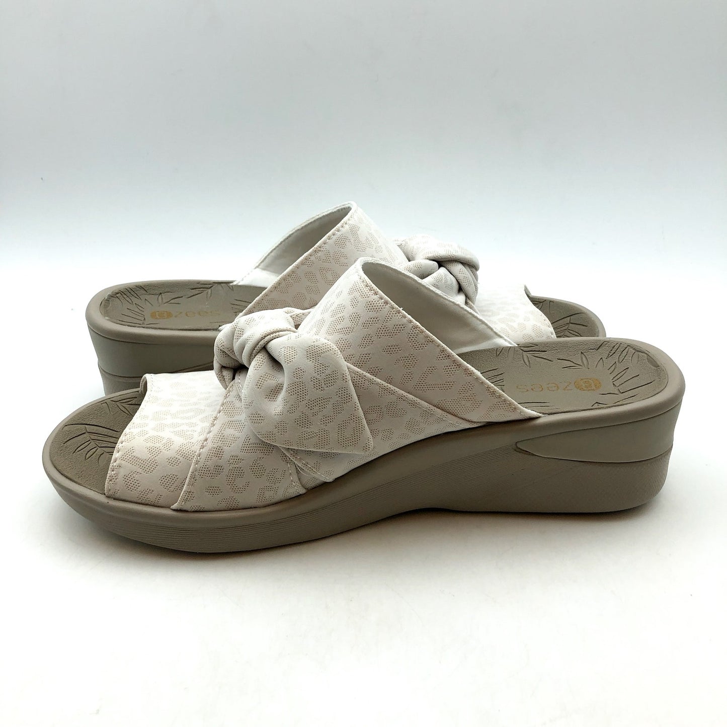 BZEES Womens Smile Comfort Wedge Slide Sandal US 11 M Beige Cheetah Fabric NIB