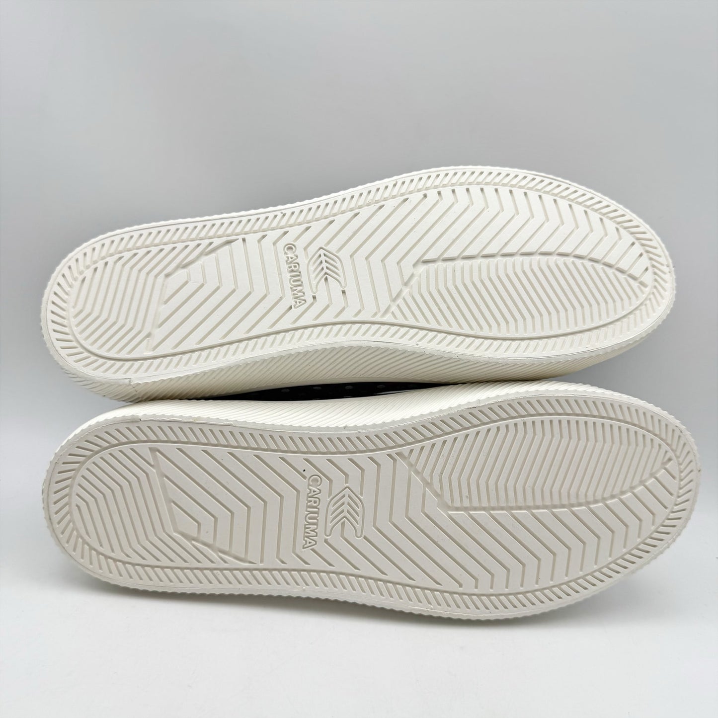 Cariuma Womens OCA Low Sneakers US 10 EU 41 Black White Canvas NIB