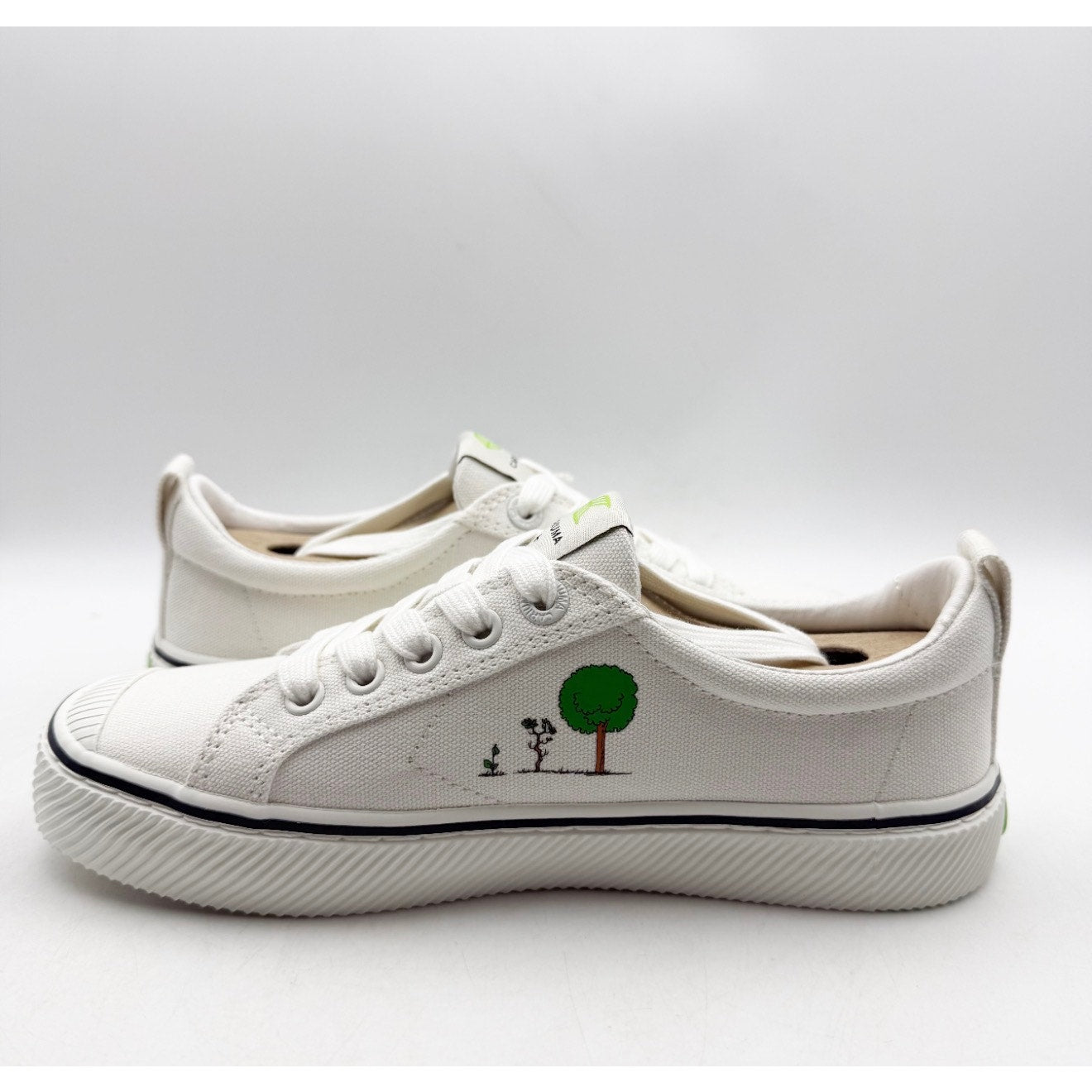 Cariuma x Peanuts Womens OCA Low Skate Sneakers Size 6 White Canvas Snoopy NIB