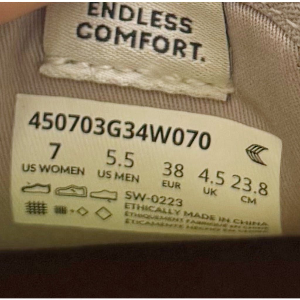 Cariuma Women's Canvas Slip On Casual Sneakers Size 7 Light Grey NIB