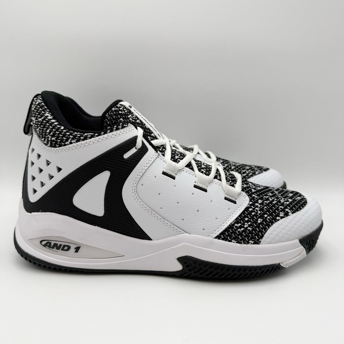 AND1 Mens Takeoff Basketball Shoes Size 11 EU 45 White Black Athletic NWOB