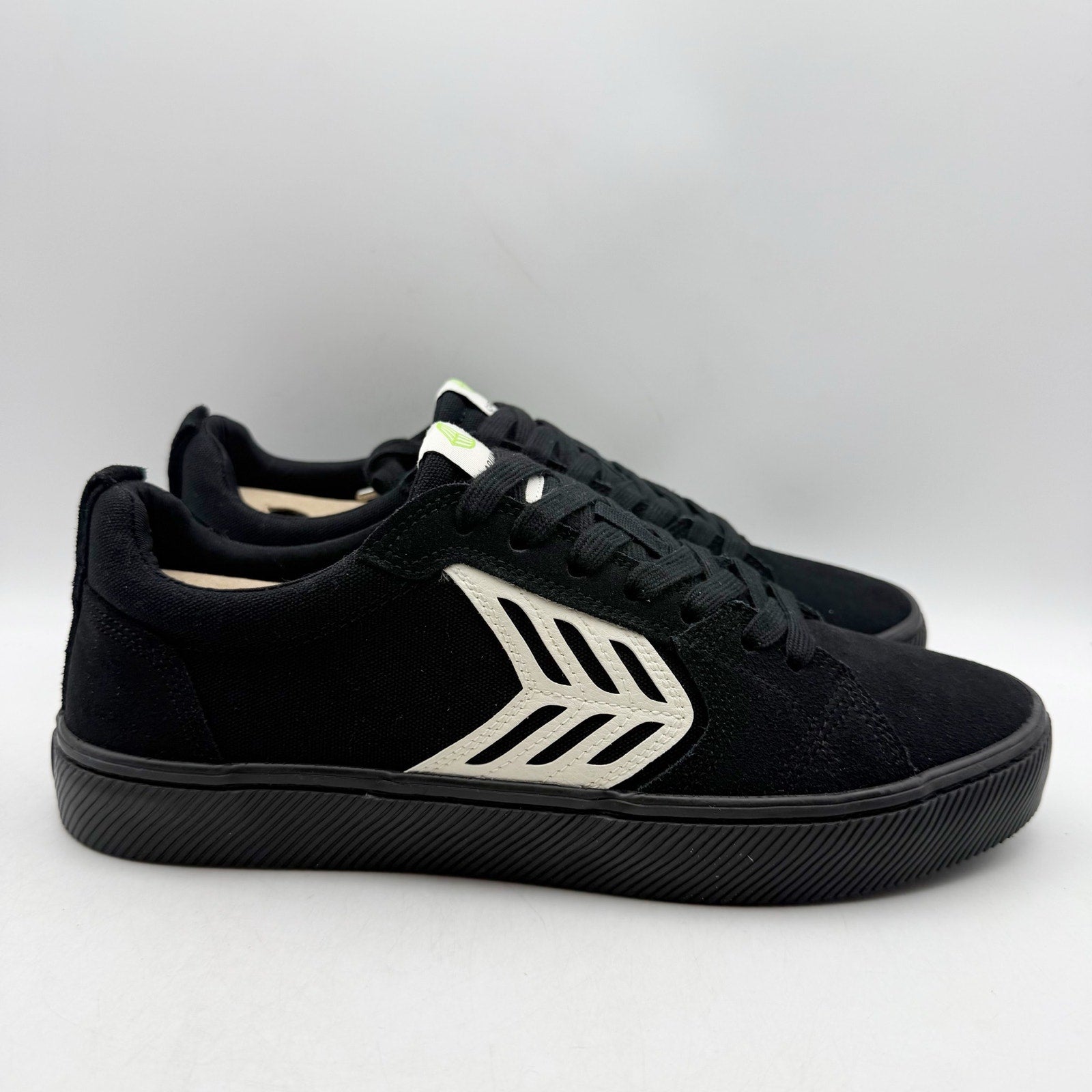 CARIUMA Mens Catiba Pro Low Sneakers US 9.5 EU 42 Black White Suede Canvas NIB