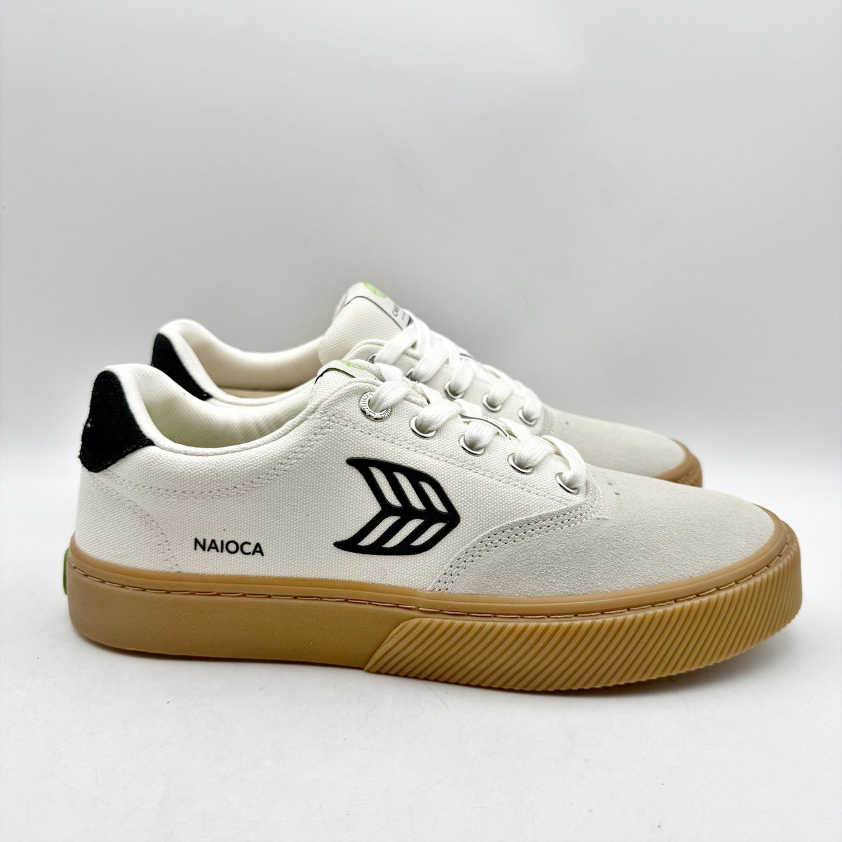 Cariuma Womens Naioca Pro Skate Low Sneakers US 8.5 White Black Canvas Suede NIB