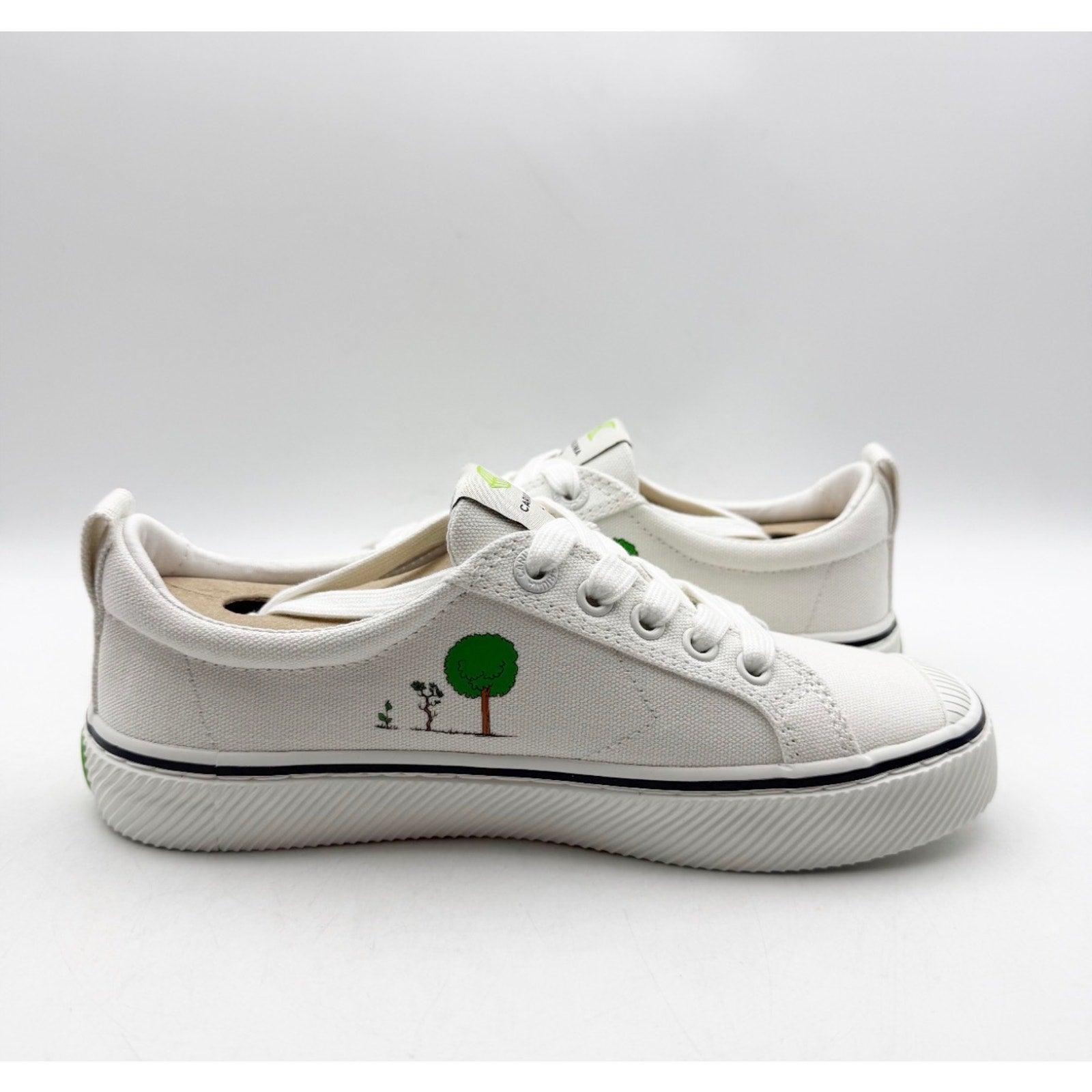 Cariuma X Peanuts Womens OCA Low Skate Sneakers Size 9.5 White Canvas Snoopy NIB