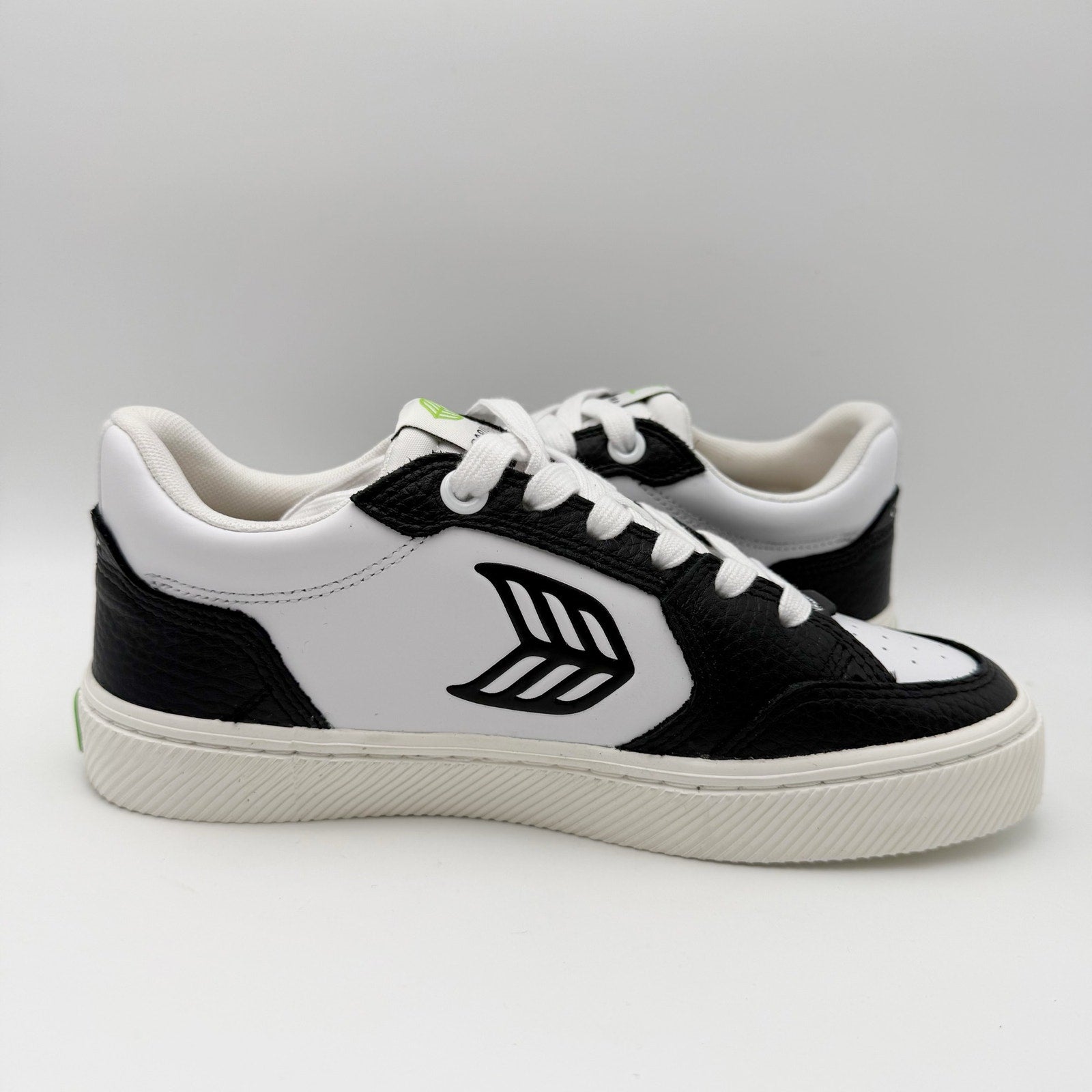 CARIUMA Womens Vallely Low Top Sneakers Size 7 Black White Leather NIB
